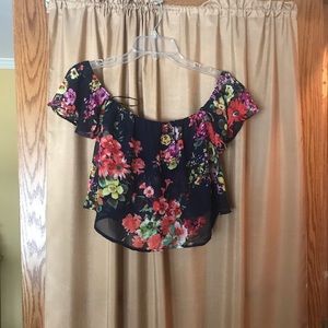 💜 ✨ON SALE ✨Pretty floral crop top, Size Small 💜